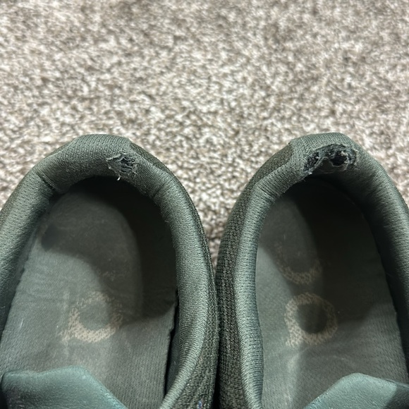 On running women’s 9.5 cloud running shoes olive and light green - Picture 6 of 7